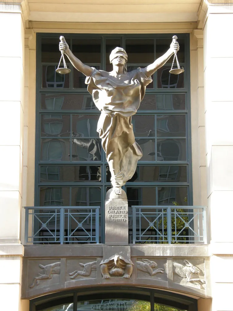 Estatua de la Justicia con la balanza