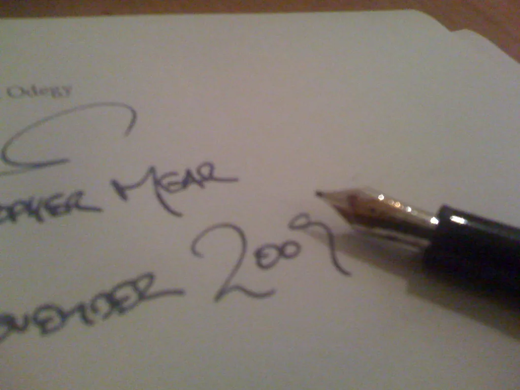 Pluma firmando un documento legal