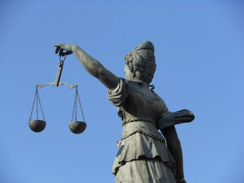 Balanza de la justicia de bronce