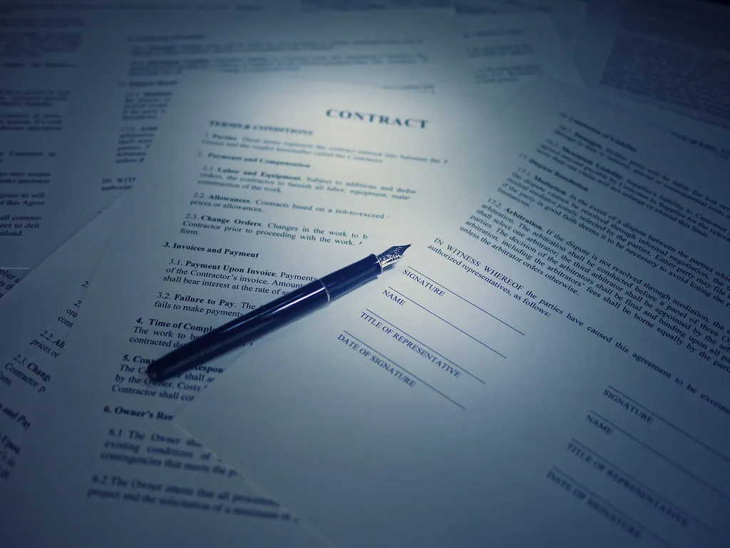 Documento legal y pluma sobre un contrato